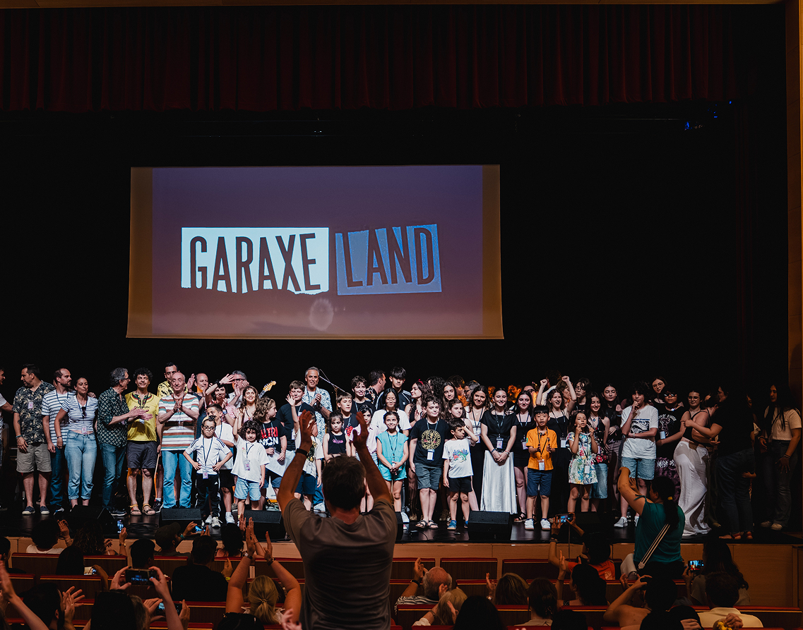 Grupo de participantes en una actuación de GaraxeLand